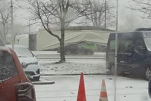 Tir przewrócił się na samochód osobowy