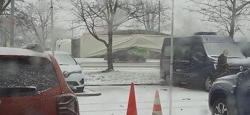 Tir przewrócił się na samochód osobowy