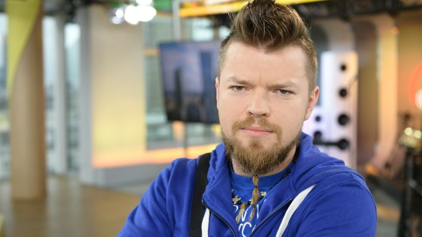 Sylwester Wardęga na planie programu Dzień dobry TVN.