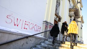 Popisana ściana kościoła w Warszawie