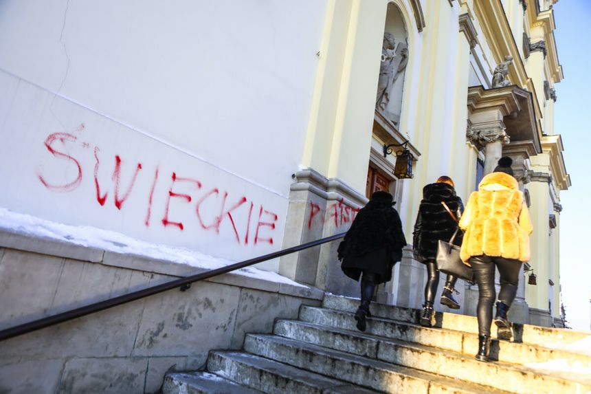 Popisana ściana kościoła w Warszawie