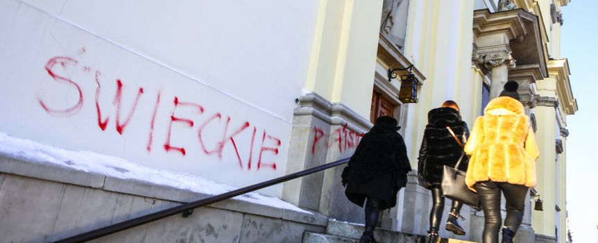 Popisana ściana kościoła w Warszawie