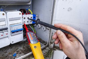 Tańszy prąd dzięki nakładce na licznik. Studenci obeszli podwyżki energii