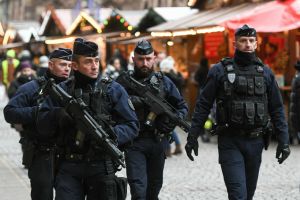 jarmark bożonarodzeniowy strzeżony przez policję