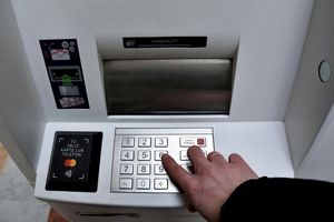 Weekendowe przerwy w bankach. Lepiej wypłacić gotówkę wcześniej