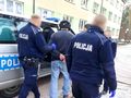 Atakował policjantów siekierą, groził wysadzeniem budynku