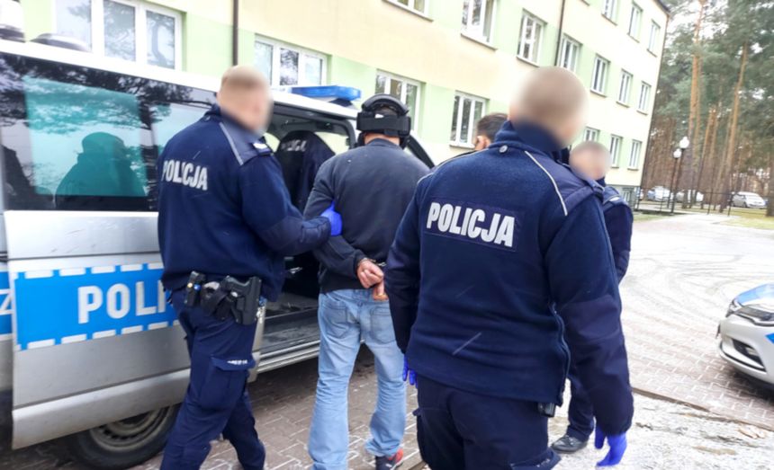 Atakował policjantów siekierą, groził wysadzeniem budynku