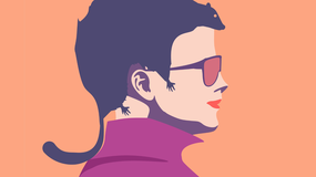 kobieta w nietypowym kształtem na głowie i w okularach 