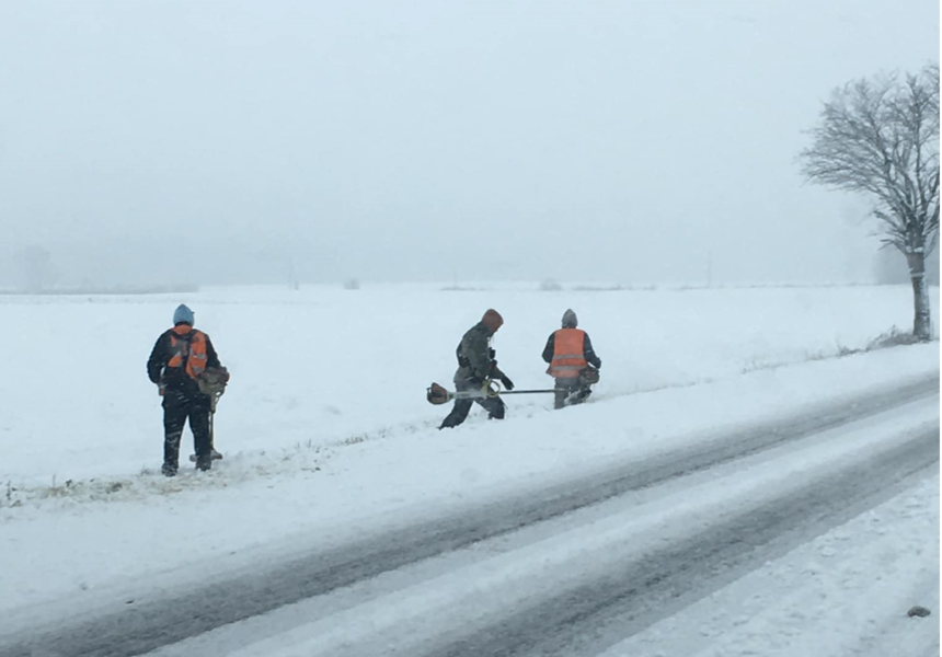 Drogowcy kosili trawę w śniegu