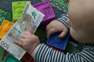 dziecko i banknot 500 zł