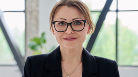 Kobieta uśmiechnięta szefowa 