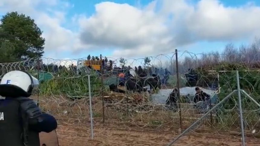Migranci budują konstrukcje przy granicy
