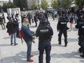 Policjanci legitymują uczestników zgromadzenia - zdjęcie ilustracyjne