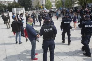 Policjanci legitymują uczestników zgromadzenia - zdjęcie ilustracyjne