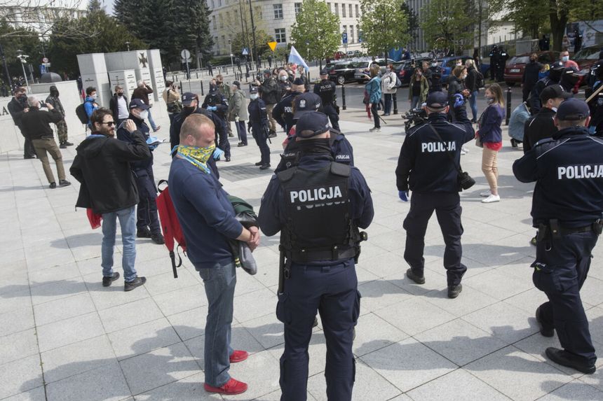 Policjanci legitymują uczestników zgromadzenia - zdjęcie ilustracyjne