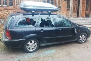 Zniszczony samochód wolontariuszy z grupy Medycy Na Granicy