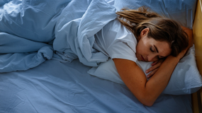 Kobieta śpi na brzuchu