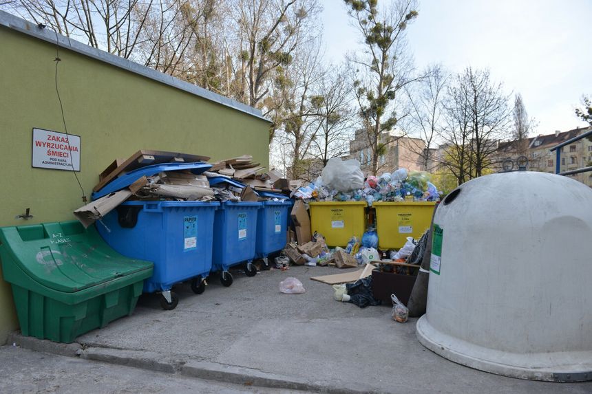 Zwłoki mężczyzny w wiacie śmietnikowej w Gdańsku