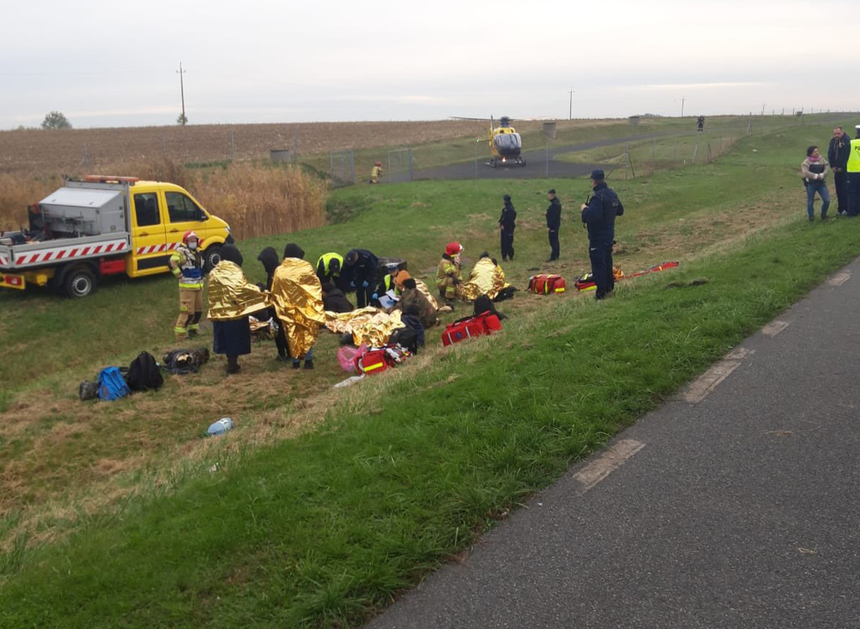 Wypadek busa z obcokrajowcami na A2