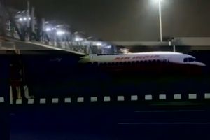 samolot utknął pod wiaduktem