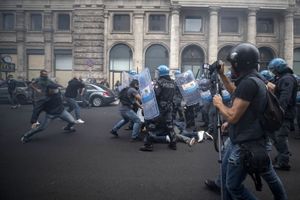 Włochy. Antyszczepionkowcy starli się z policją