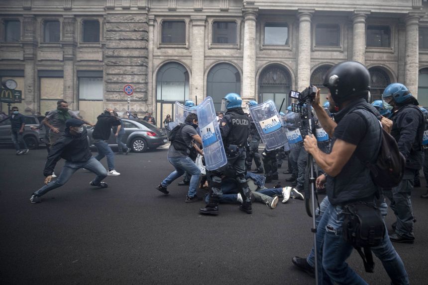Włochy. Antyszczepionkowcy starli się z policją