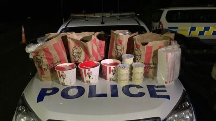 Przemyt kurczaków z KFC w Auckland