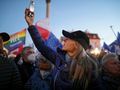 Uczestnicy manifestacji poparcia dla obecności Polski w Unii Europejskiej na pl. Zamkowym w Warszawie