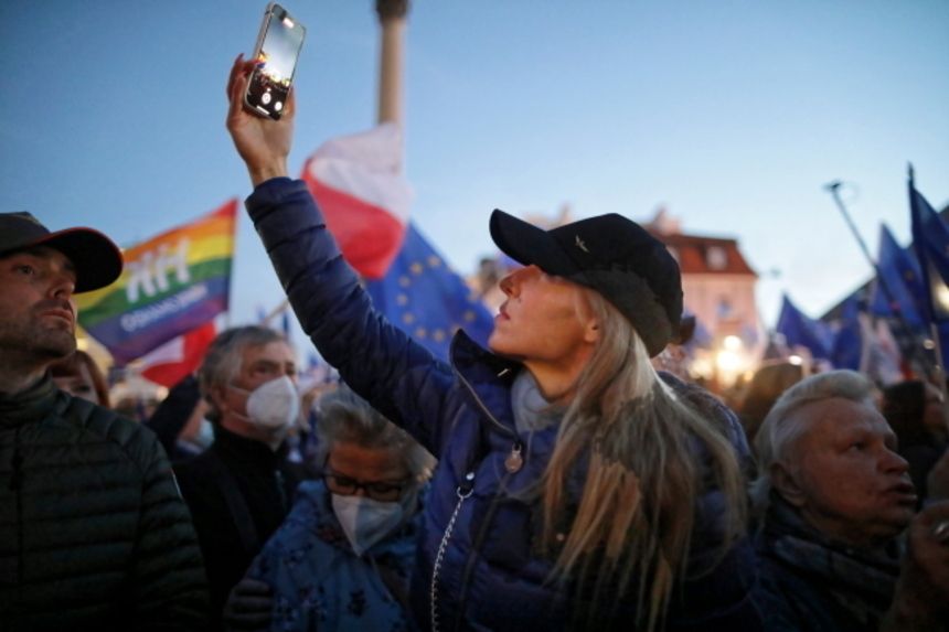 Uczestnicy manifestacji poparcia dla obecności Polski w Unii Europejskiej na pl. Zamkowym w Warszawie