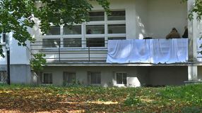 ciała kobiety na balkonie AWF