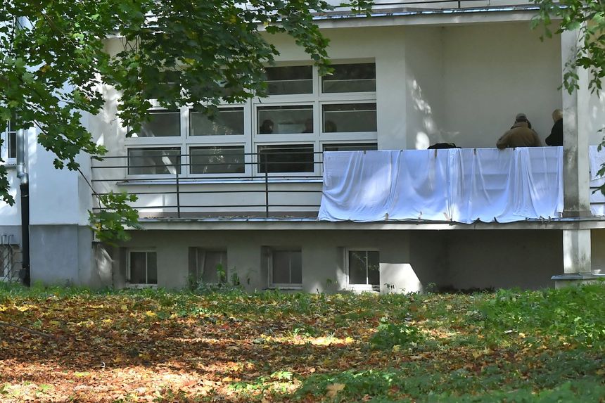 ciała kobiety na balkonie AWF