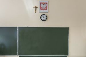 Krzyż na ścianie w szkole