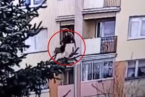 Suwałki. Wyrzucił babcię przez balkon, nie poniesie kary
