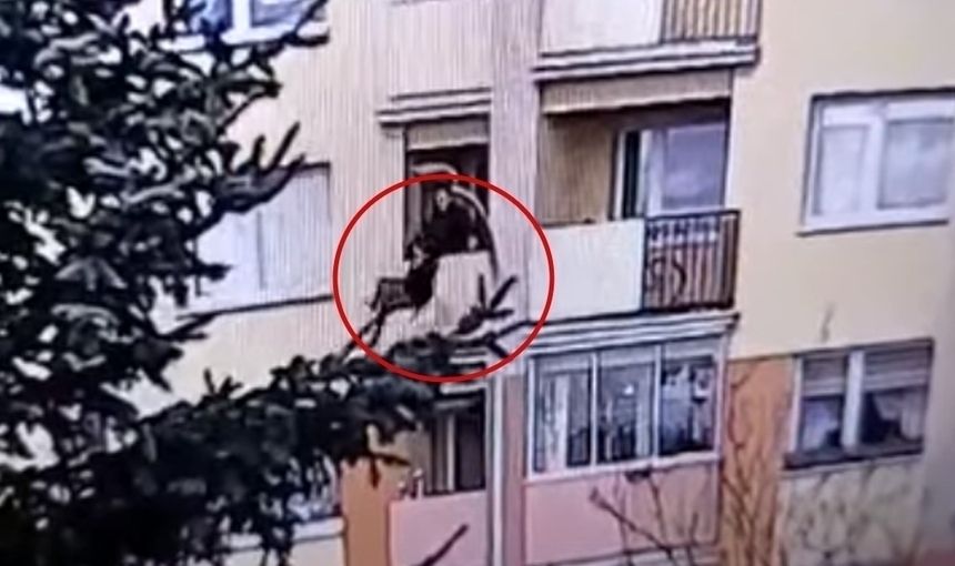 Suwałki. Wyrzucił babcię przez balkon, nie poniesie kary