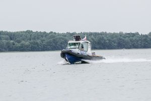 policja na jeziorze