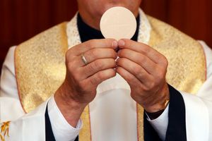 Włoszczowa. Msza w intencji księdza oskarżanego o pedofilię