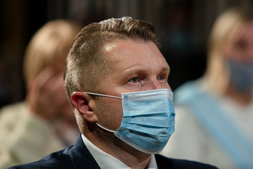 Powrót do szkół pewny i bezpieczny? Czarnek zapewnia