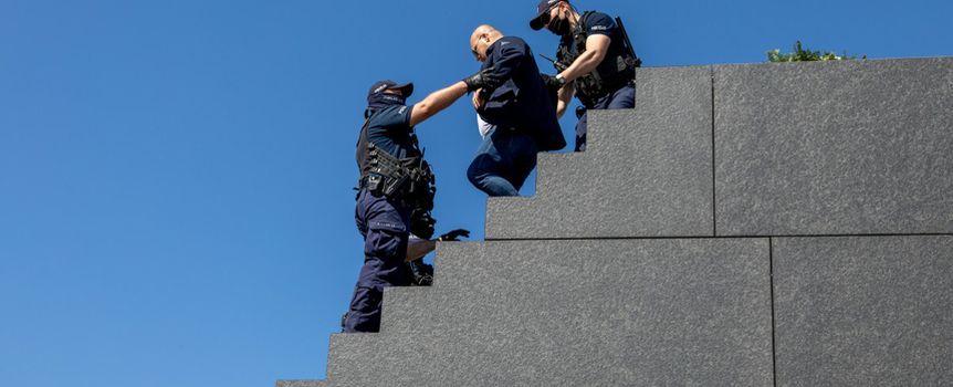 mężczyzna wniósł wieniec na szczyt pomnika smoleńskiego