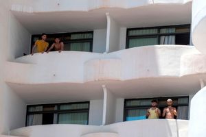 licealiści w hotelu na Majorce