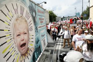 Rodzice odmawiają szczepień. Protest antyszczepionkowców w Warszawie
