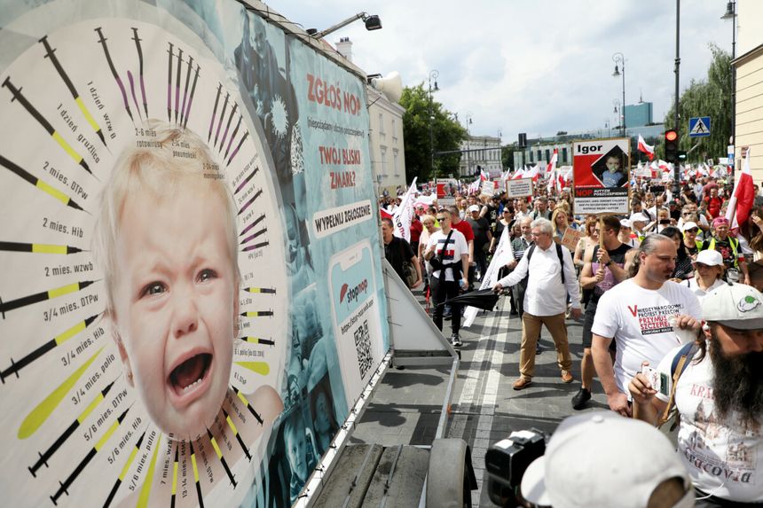 Rodzice odmawiają szczepień. Protest antyszczepionkowców w Warszawie