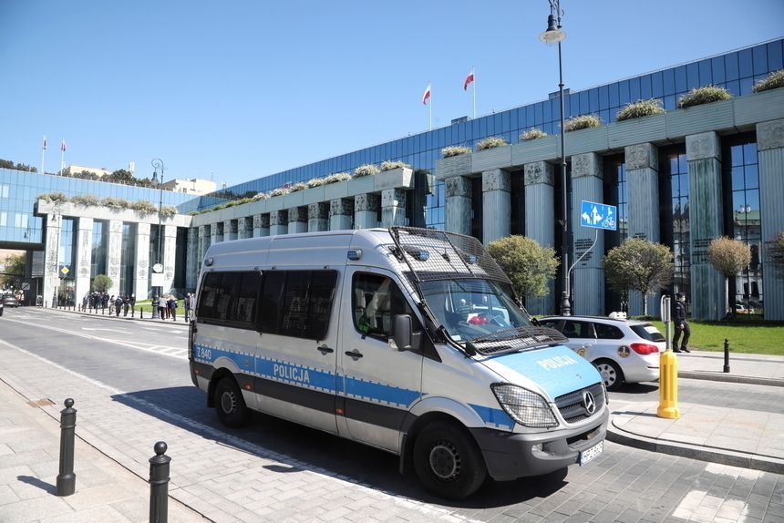 Alarm bombowy w SN, NIK, KRS, 11.05