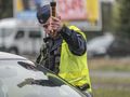 Policjant z alkomatem