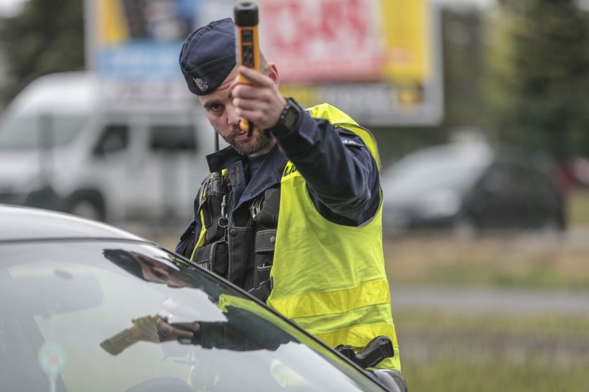 Policjant z alkomatem