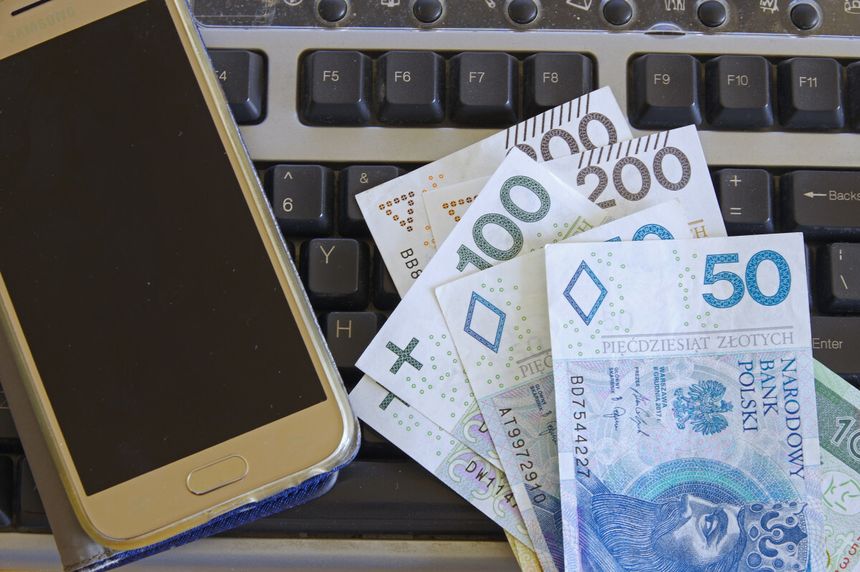 „Twoja paczka została zatrzymana przez służby celne”. Ten SMS to próba oszustwa
