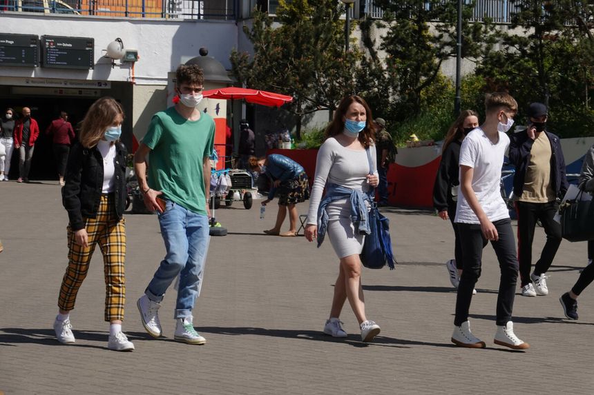 od kiedy można chodzić bez maseczki