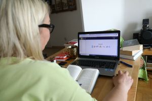 Nauczyciel prowadzi lekcje zdalne