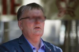Waldemar B. z aktem oskarżenia. Znęcał się nad psem