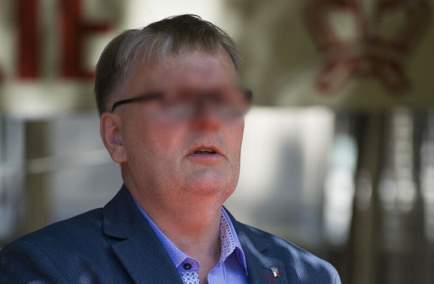 Waldemar B. z aktem oskarżenia. Znęcał się nad psem