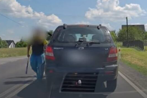 Radocza. Z kijem baseballowym wyskoczył z auta na kierowcę bmw. Policja z Wadowic prosi o pomoc